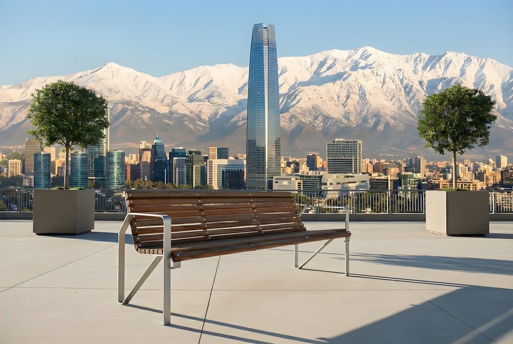 Escaño Aprilia MUSM en terraza con vista a Santiago y la cordillera
